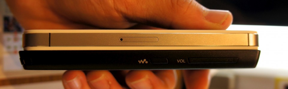 サイズ感はiPhone 4Sと同じくらい