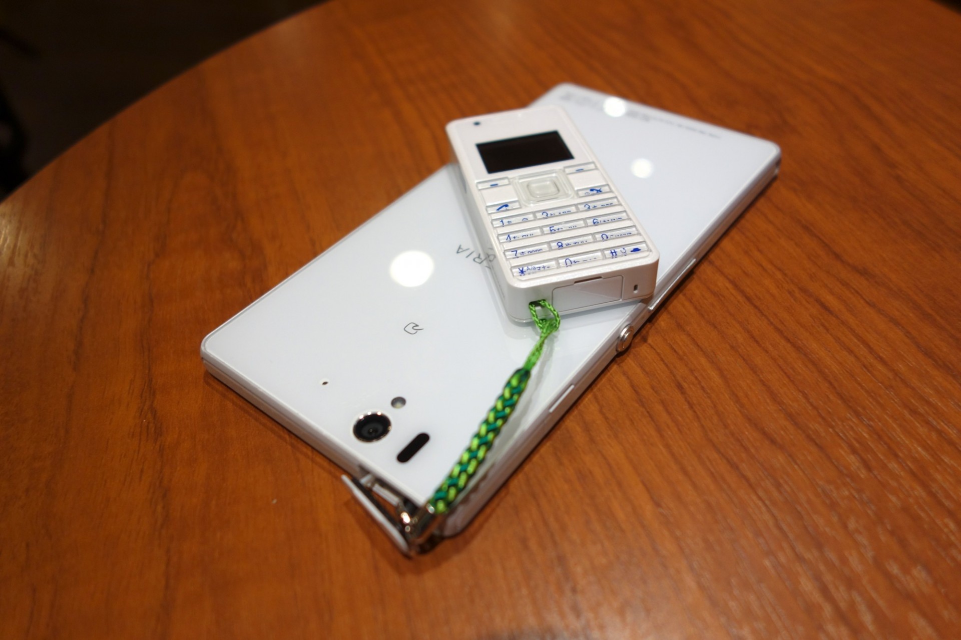 世界最小ケータイ「ストラップフォン2 WX06A」フォトレビュー