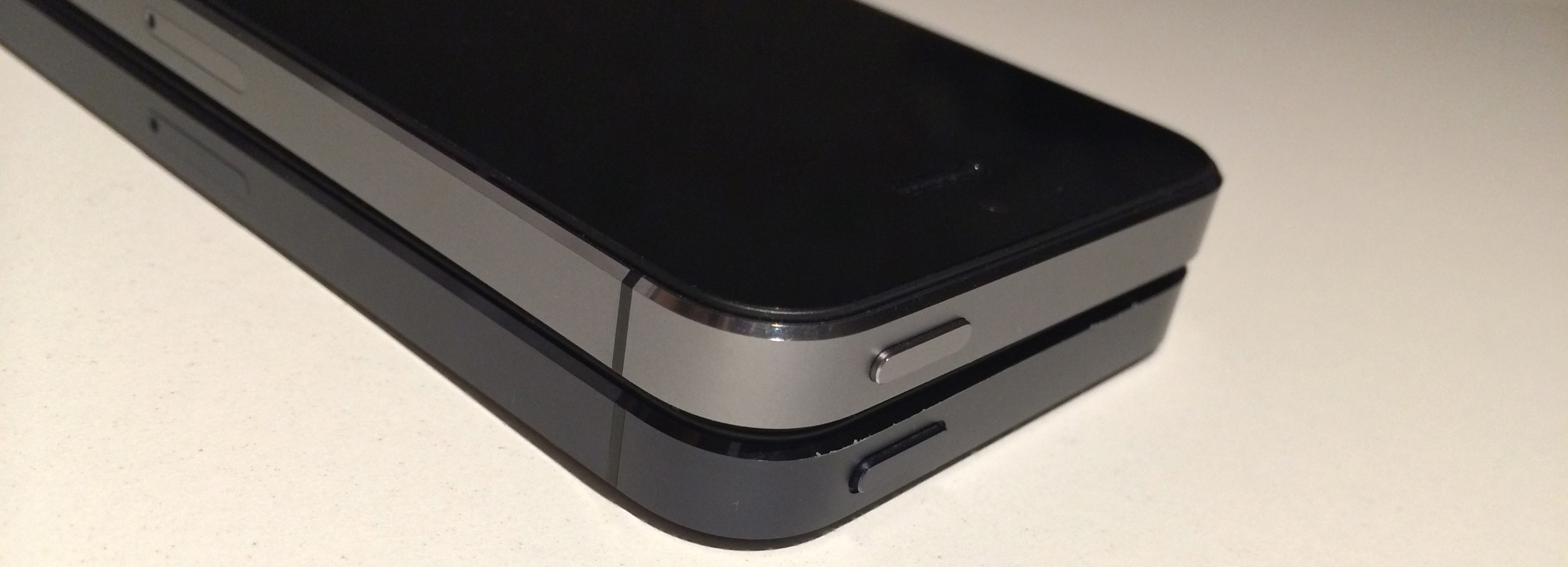 iPhone 5sスペースグレー・iPhone 5ブラック＆スレート比較フォト