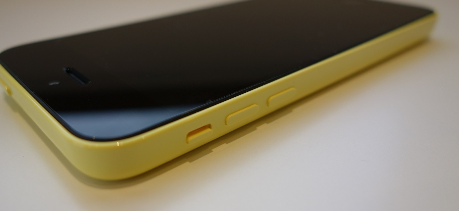 SIMフリーiPhone 5cレビュー。手に馴染むラウンドフォルムの持ち心地は