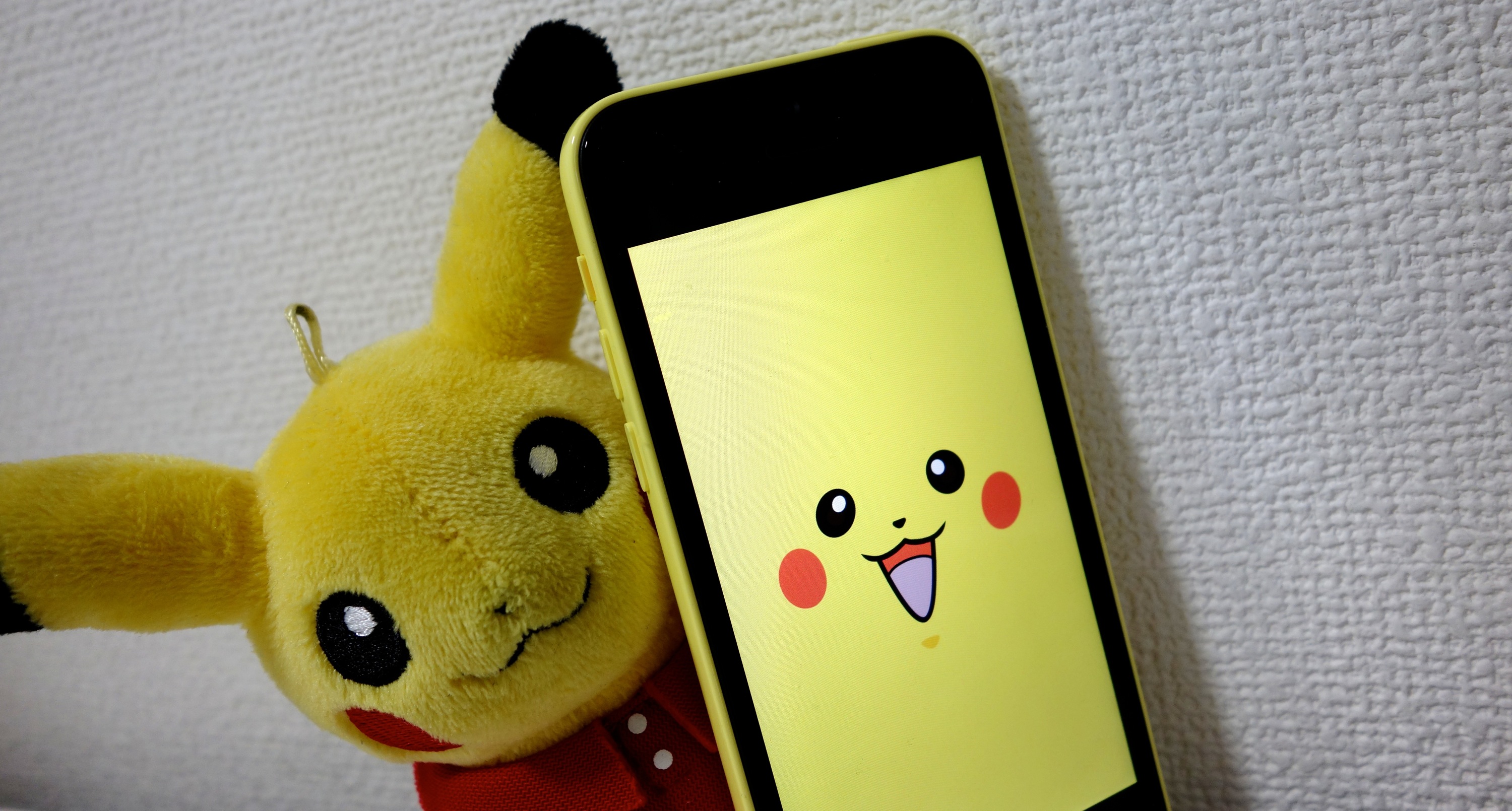 ピカチュウiphoneが作れる Iphone 5c用のポケモン壁紙 シール素材が