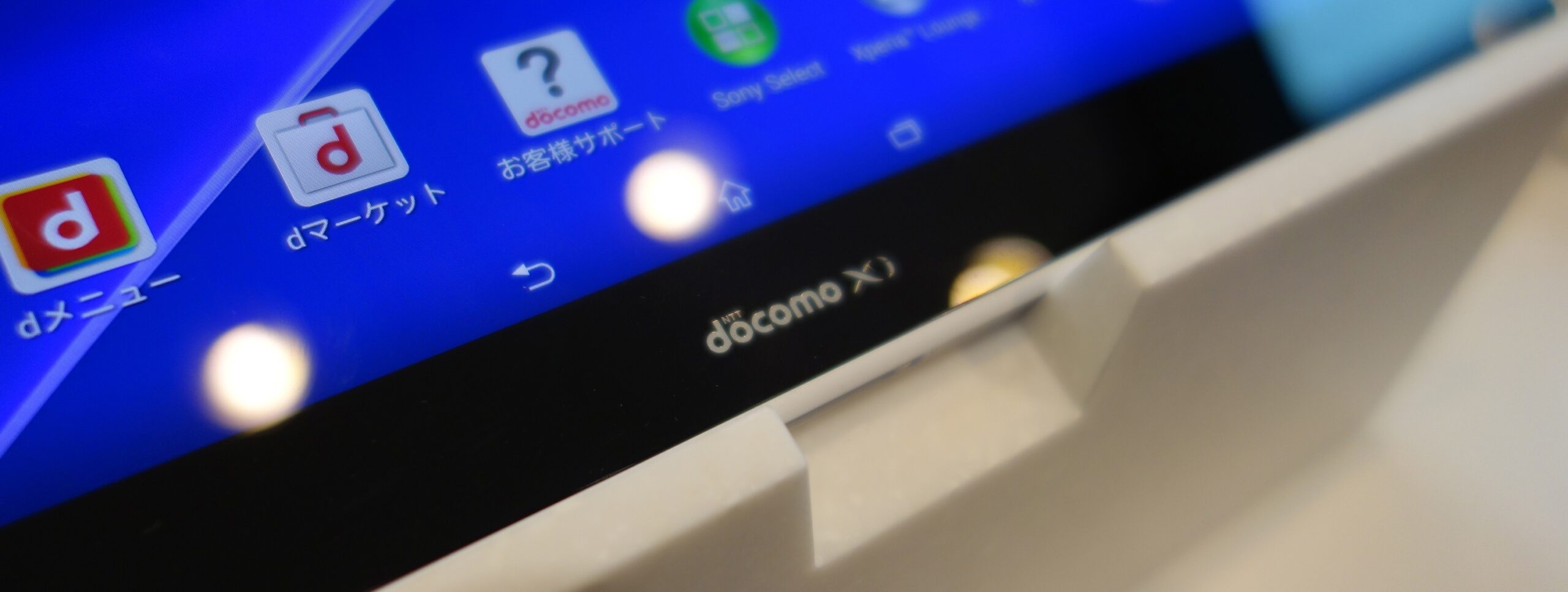 Xperia Z2 Tablet SO-05F実機フォトレポート 中央にdocomo Xiロゴ | ガジェットショット