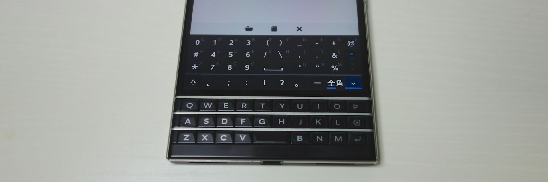 BlackBerry Passport ブラック 物理キーボード 正方形ディスプレイ＋物理キーボード「BlackBerry Passport