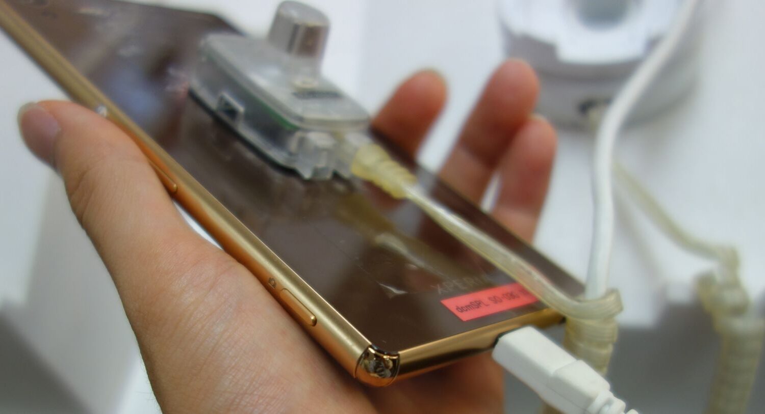 側面の質感が変更された Xperia Z4 So 03g 展示機レビュー ガジェットショット