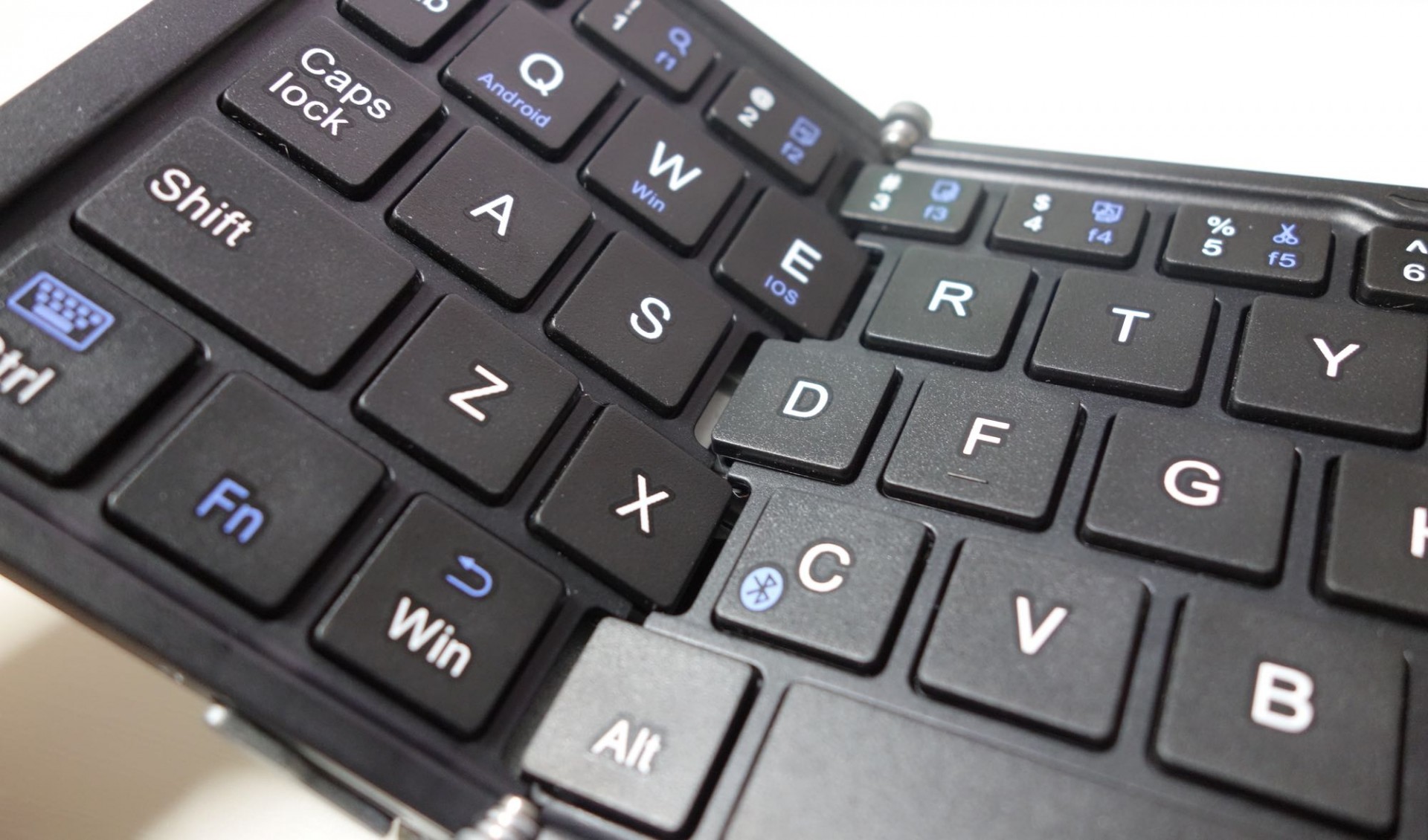 コートのポケットに入るEC Technologyの観音開きBluetoothキーボードが便利。 ガジェットショット