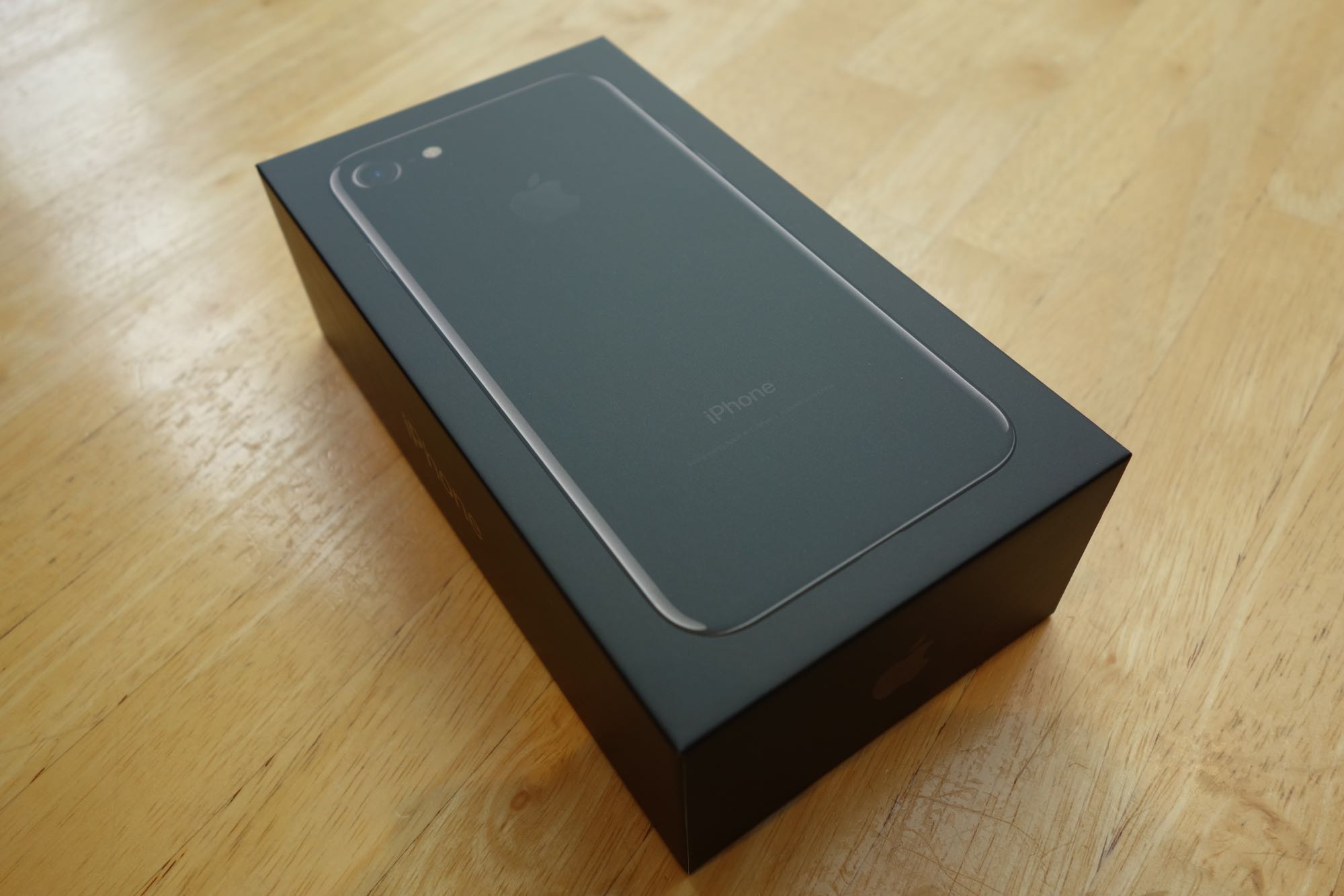 Iphone 7ジェットブラック外観フォトレビュー 外箱は黒の特別仕様パッケージに ガジェットショット