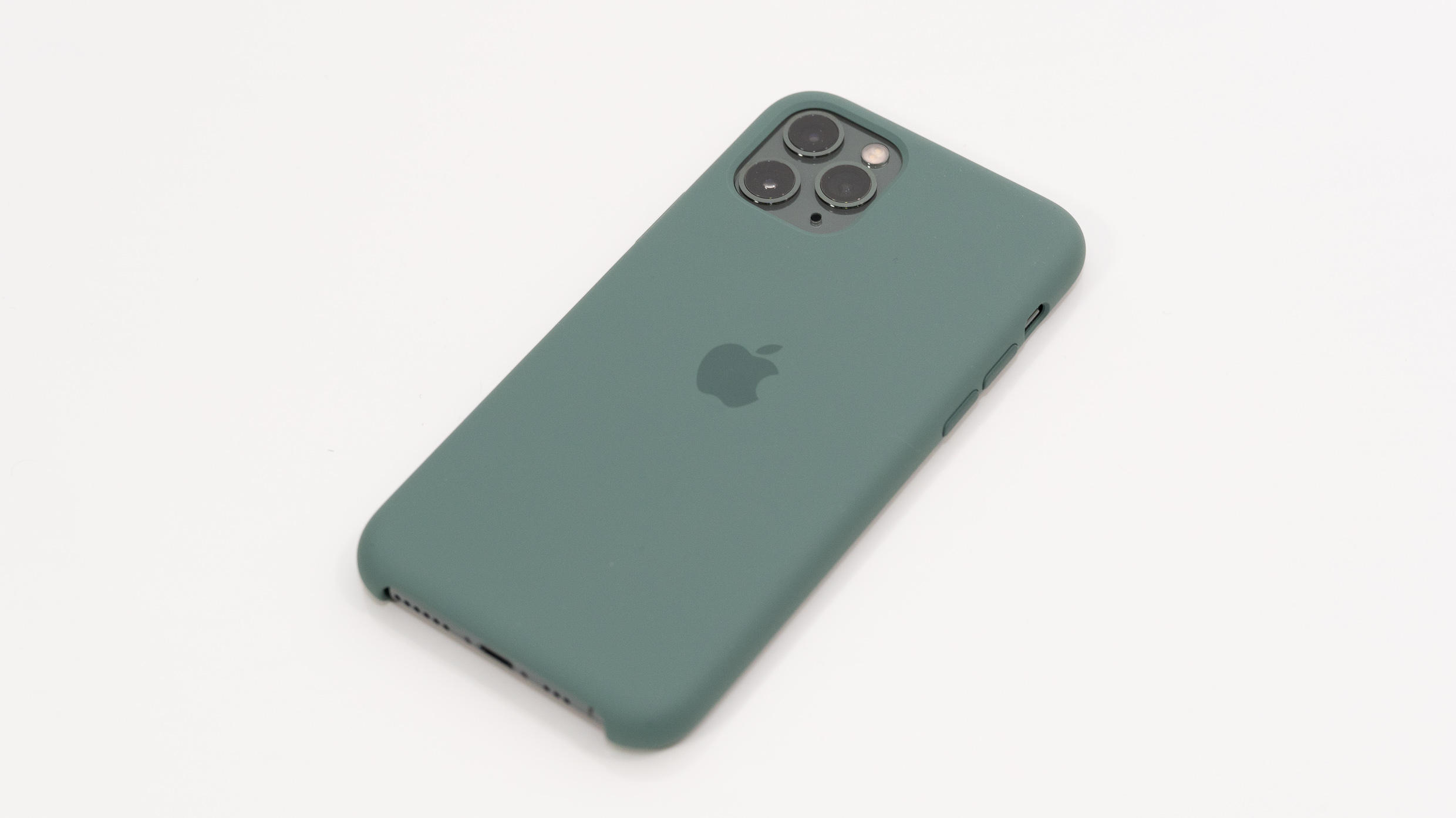 Iphone 11 Proのミッドナイトグリーンにぴったりなapple製 パイン