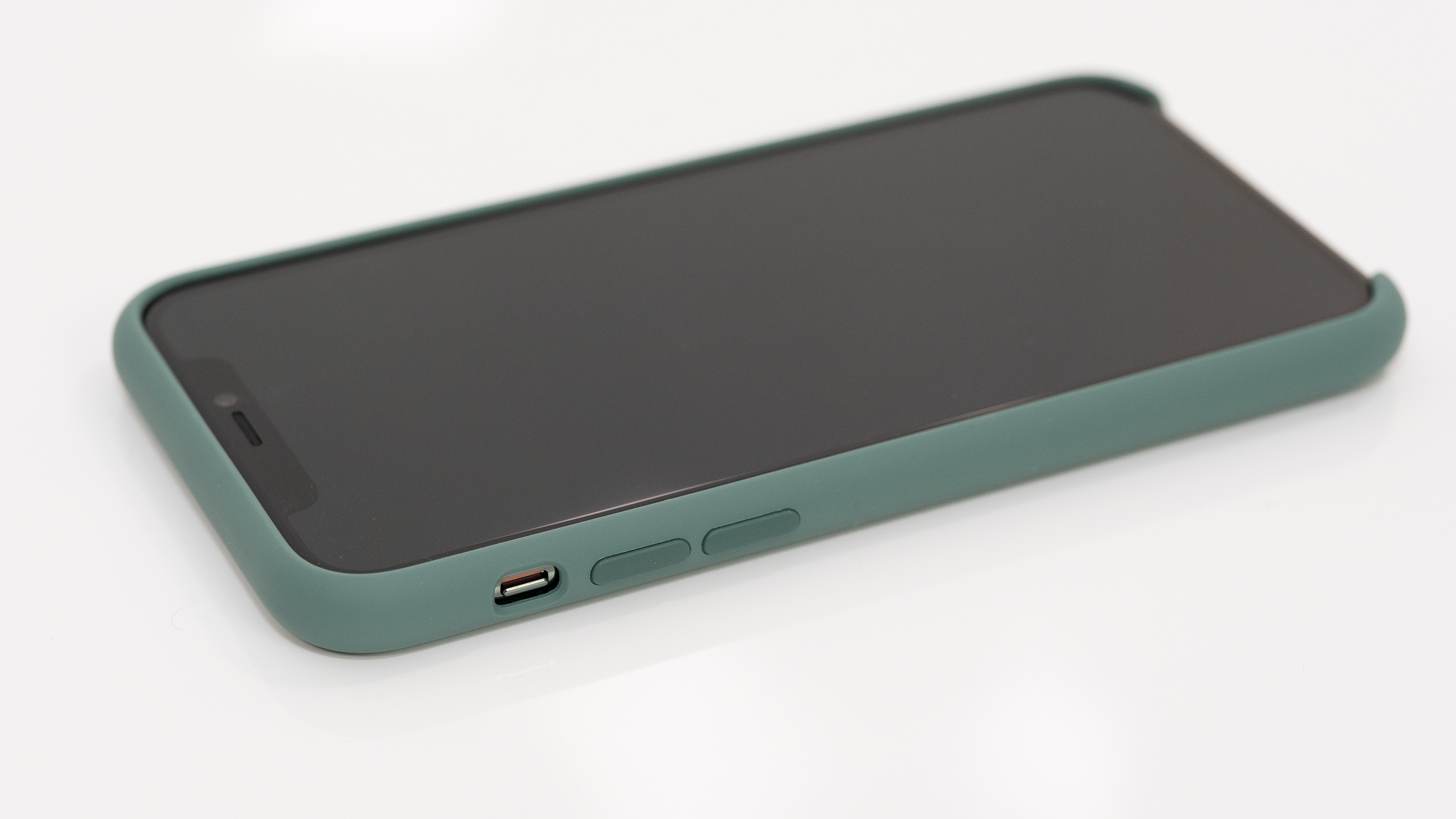 iPhone 11 ProのミッドナイトグリーンにぴったりなApple製「パイングリーン」シリコンケースを試す | ガジェットショット