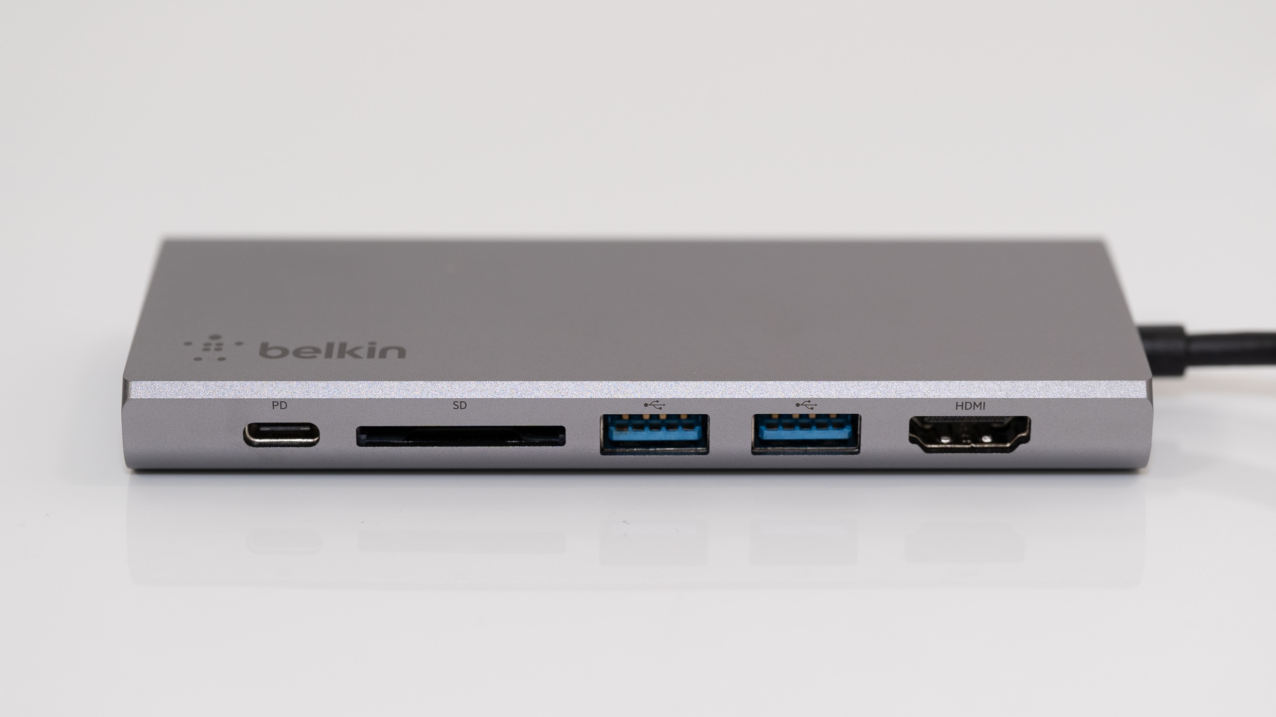 スペースグレイのApple製品とベストマッチな色合い。Belkinの多機能USB 