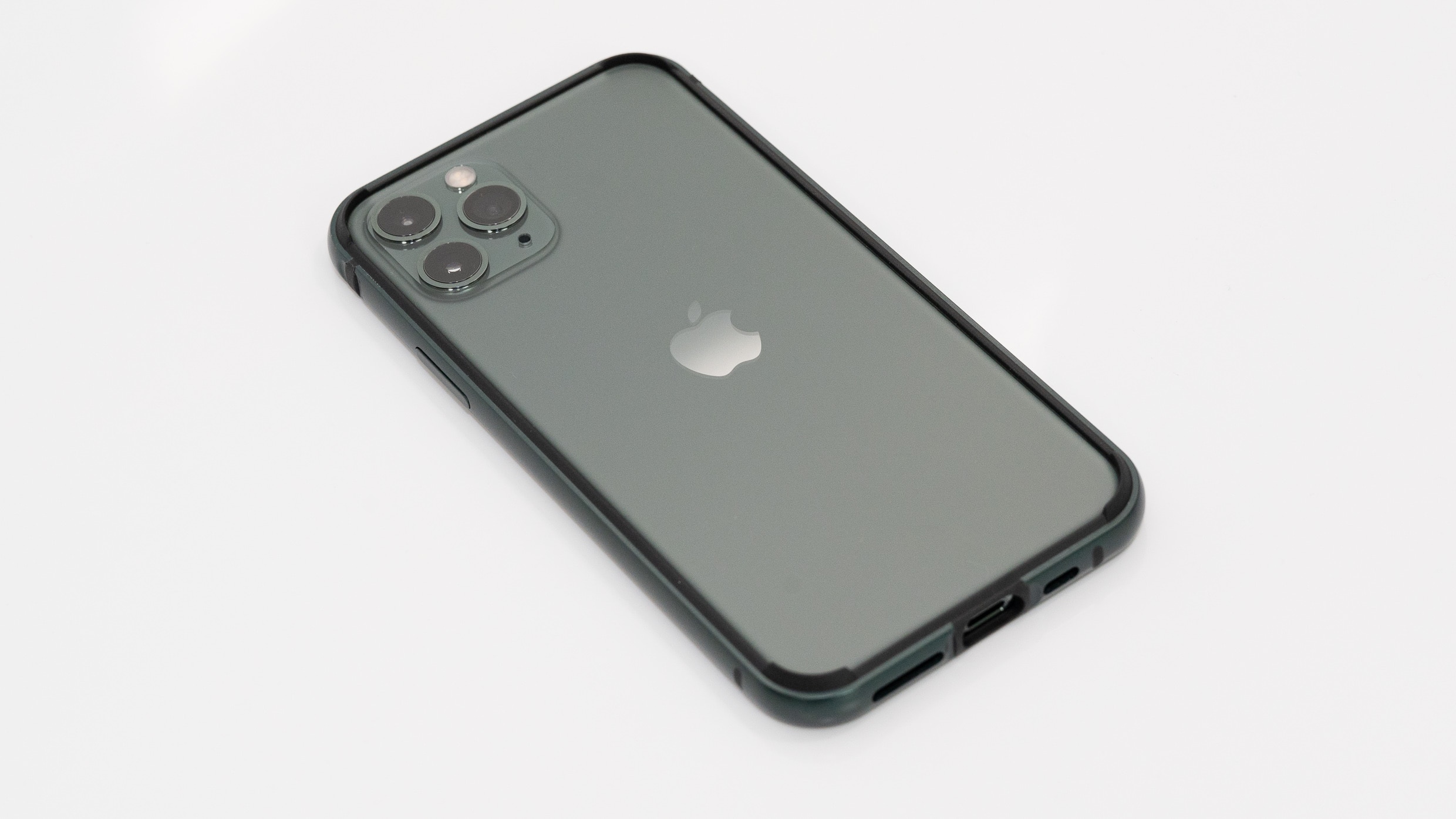 Iphone 11 Proの背面の磨りガラスの質感を楽しめる Esrの緑の金属バンパーケースを試す ガジェットショット