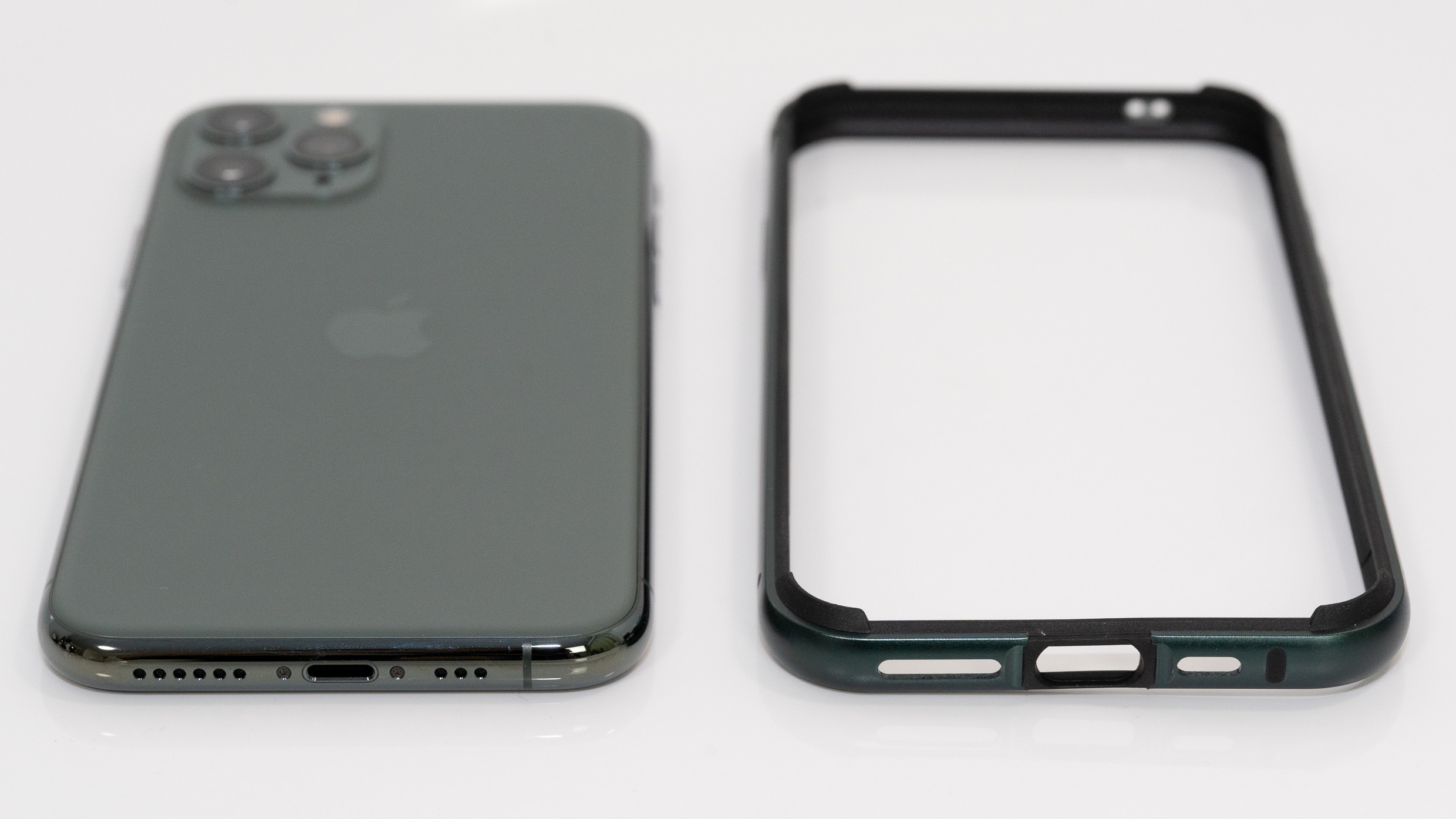 iPhone 11 Proの背面の磨りガラスの質感を楽しめる、ESRの緑の金属 