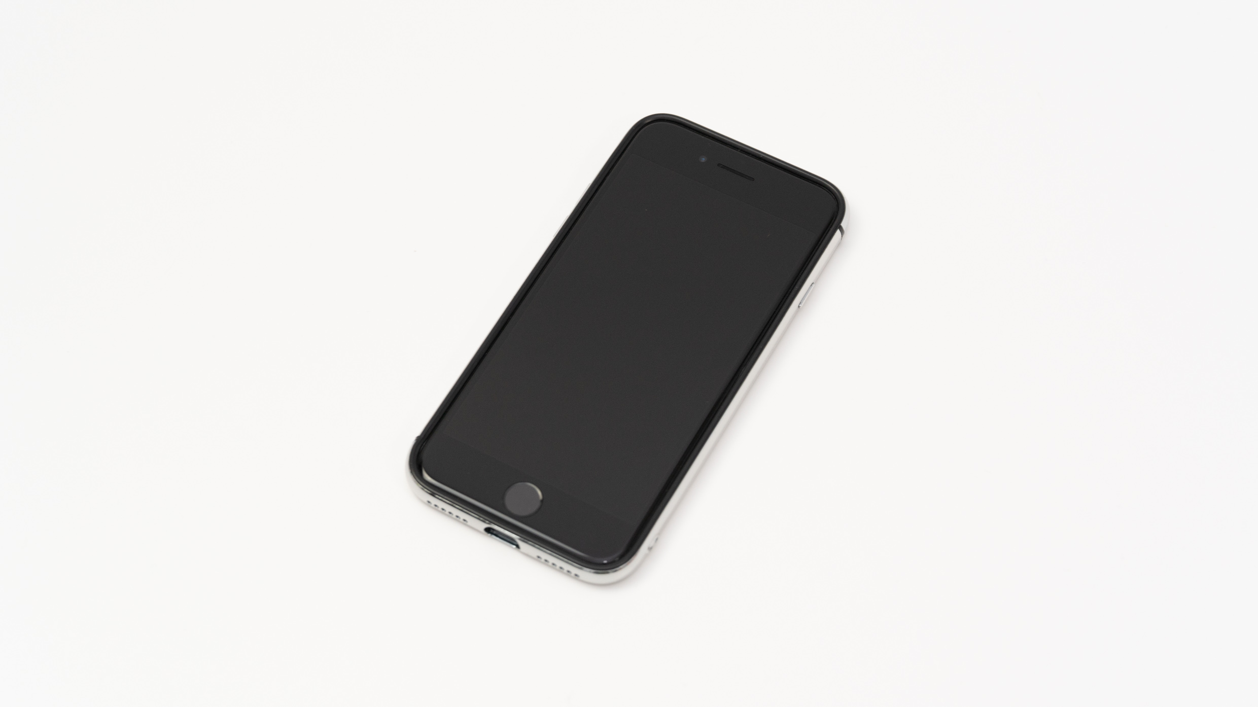 Iphone Se Iphone 8のフレームをiphone X 11 Pro風の光沢質感にできる 21specのバンパーケースを試す ガジェットショット