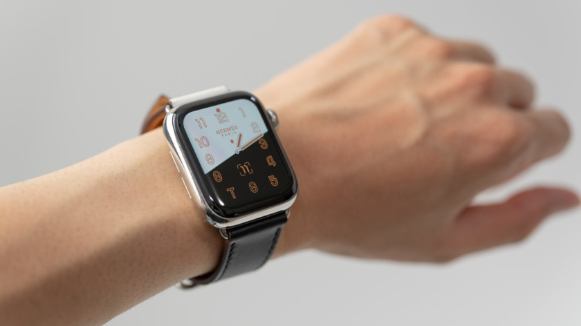 Apple Watch Hermèsの2020年春限定カラー「ヴォー・スウィフト（黒/白/ゴールド）」レザーバンドレビュー | ガジェットショット