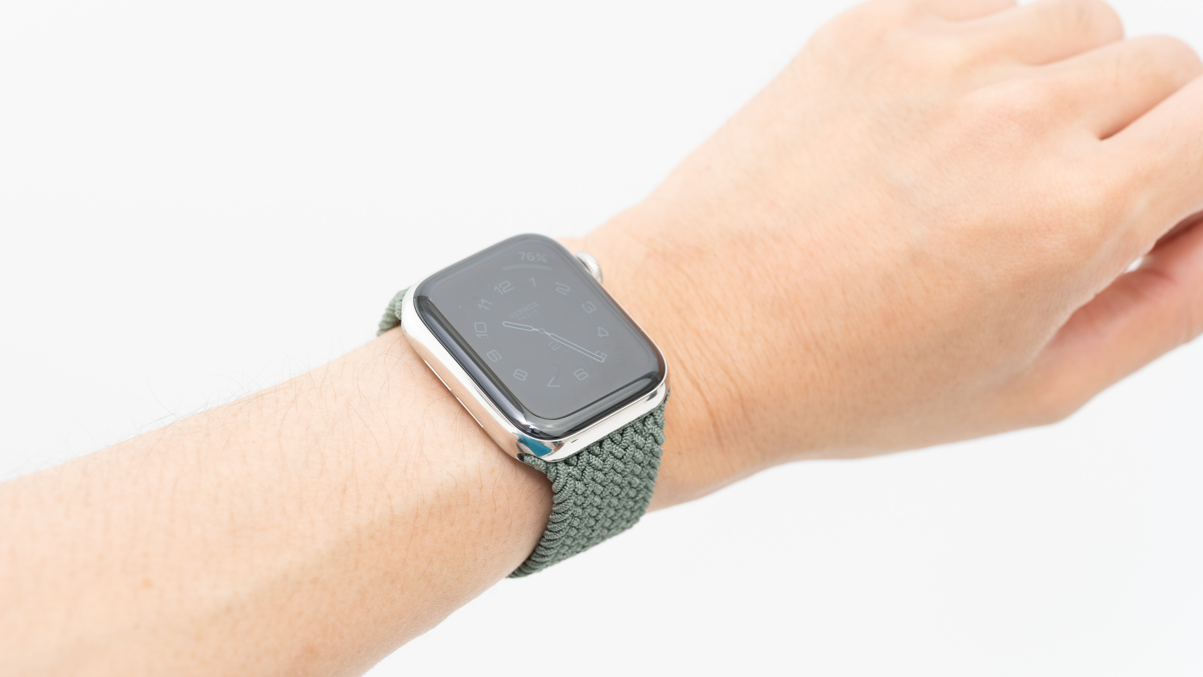 Apple Watch純正「ブレイデッドソロループ」レビュー。本体が軽く感じるほどぴったりな装着感で一日中使えるバンド | ガジェットショット