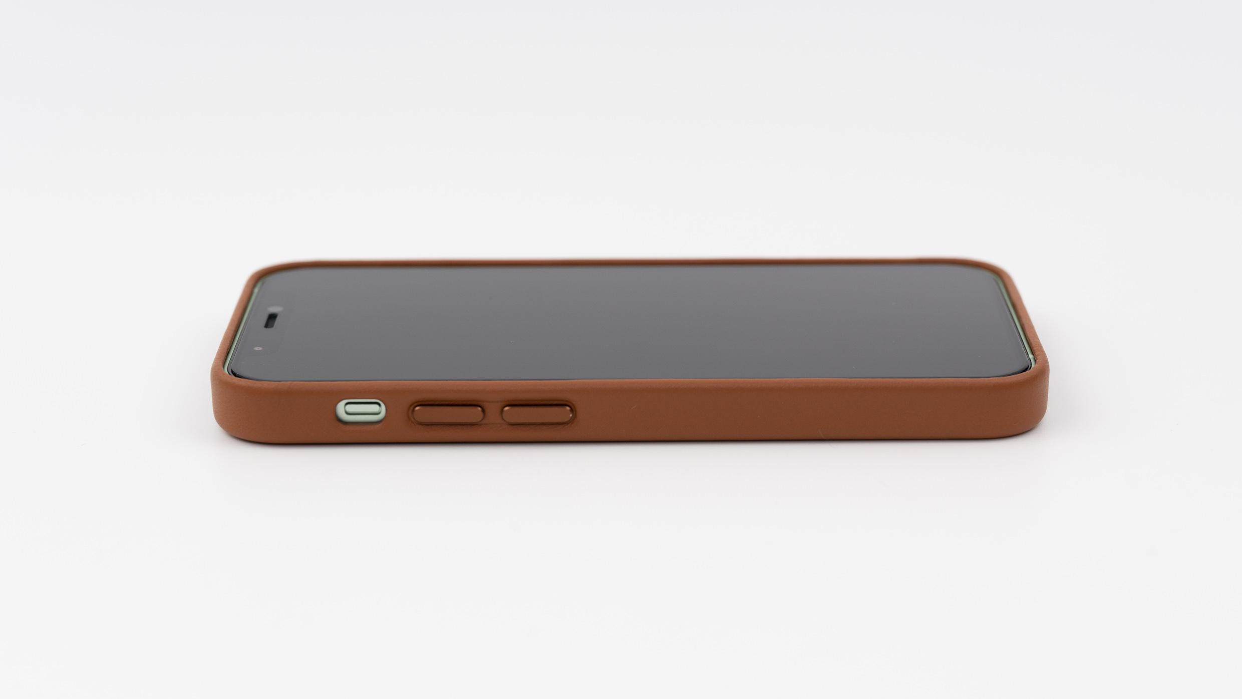 Apple純正MagSafe対応iPhone 12シリーズ用レザーケースレビュー。保護性能や持ちやすさが改善した最新モデル | ガジェットショット