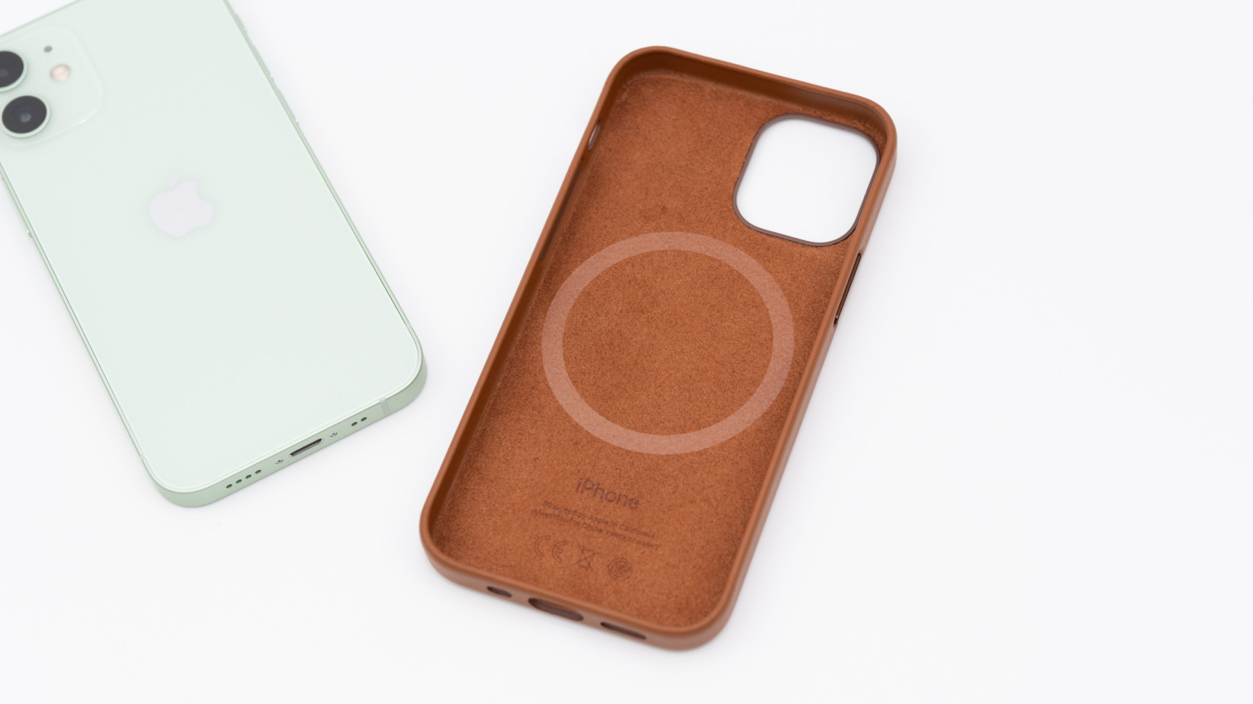  iPhone 12 レザーケースの製品ページには、MagSafe インプリントの摩耗を示す画像が含まれています