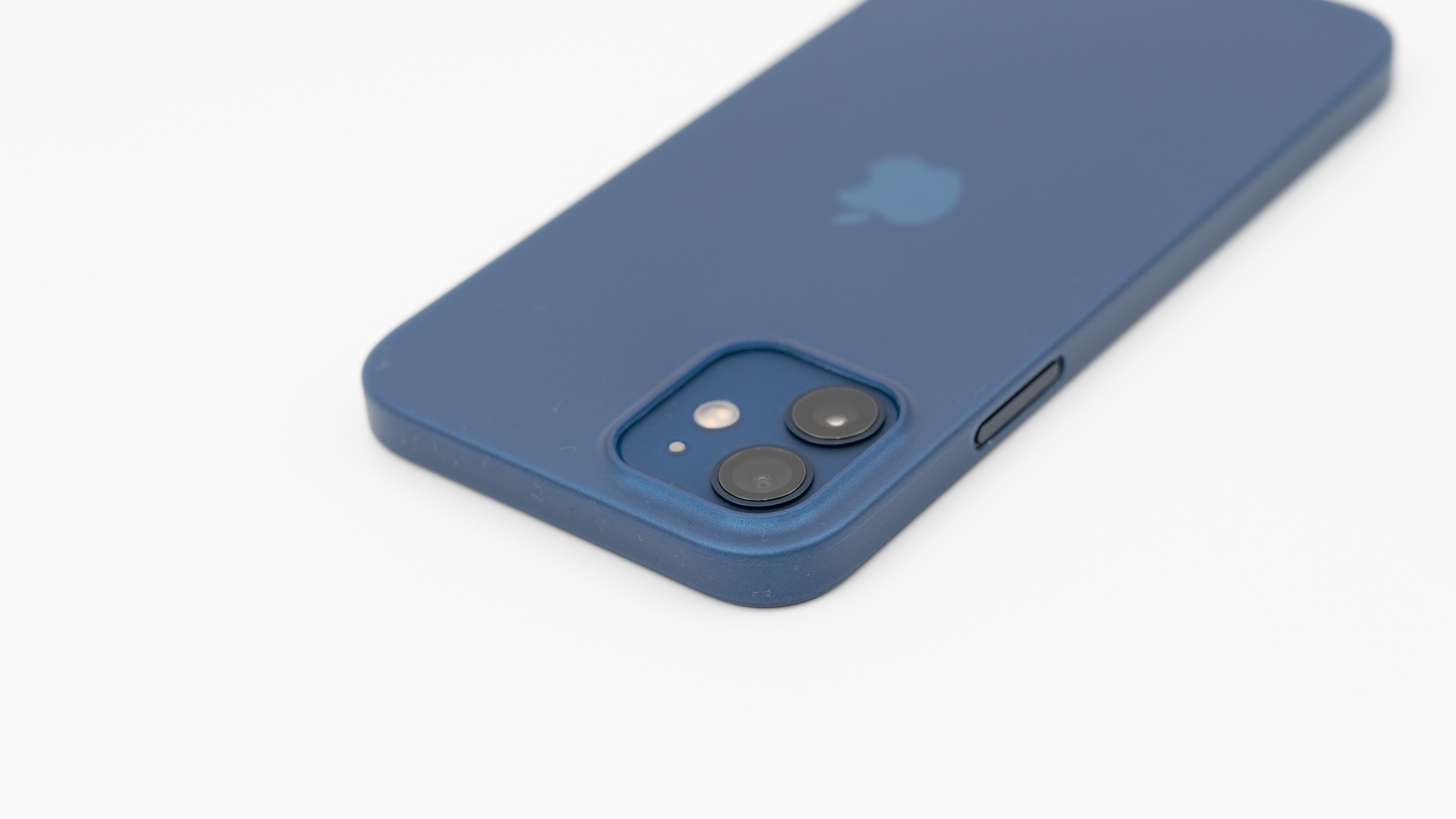 iPhone 12の青に最適化された「メタリックブルー」 のFrost Airレビュー。ライバルのmemumiとも比較 | ガジェットショット