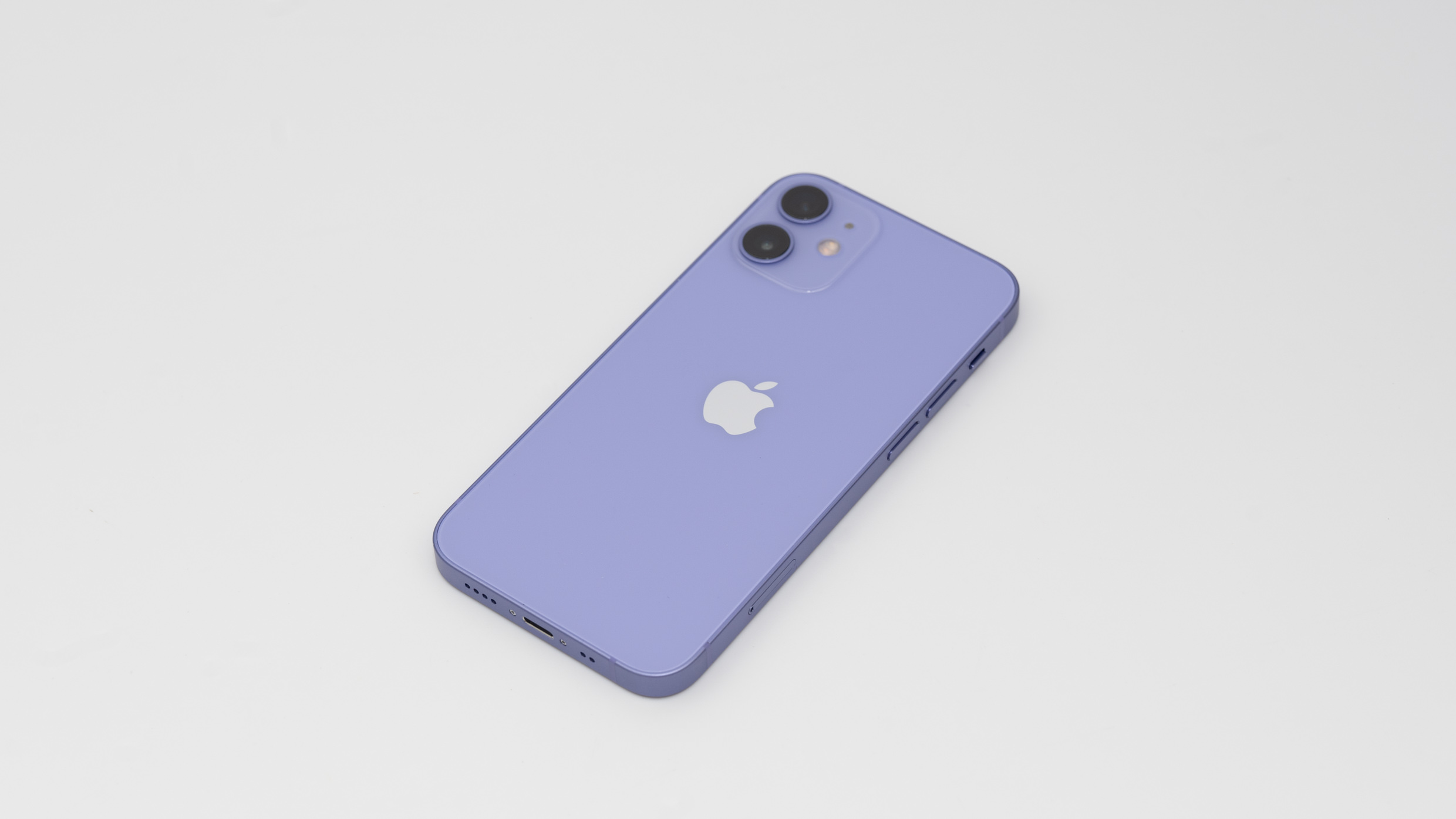 iPhone 12 mini「パープル」レビュー。iPhone 11と比較して深く青く 
